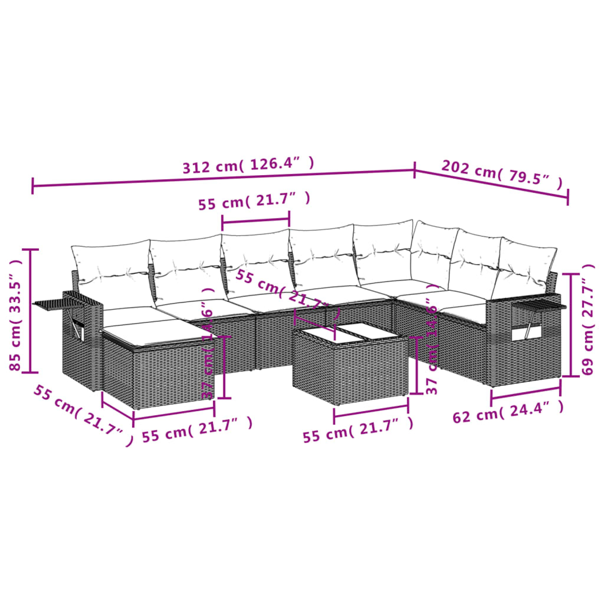 Ein Ecksofa mit beschrifteten Abmessungen. Es hat Kissen, Beistelltische und einen kleinen quadratischen Couchtisch. Alles aus Korb.