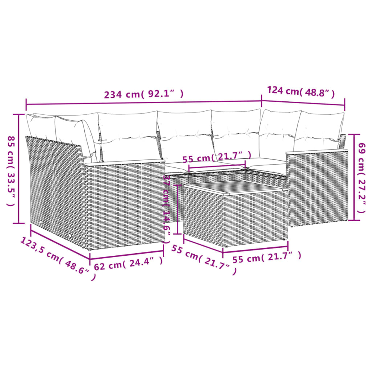 Un sofá seccional de mimbre para exteriores con dimensiones etiquetadas, incluyendo una mesa de centro cuadrada a juego. Cojines blancos en el sofá.