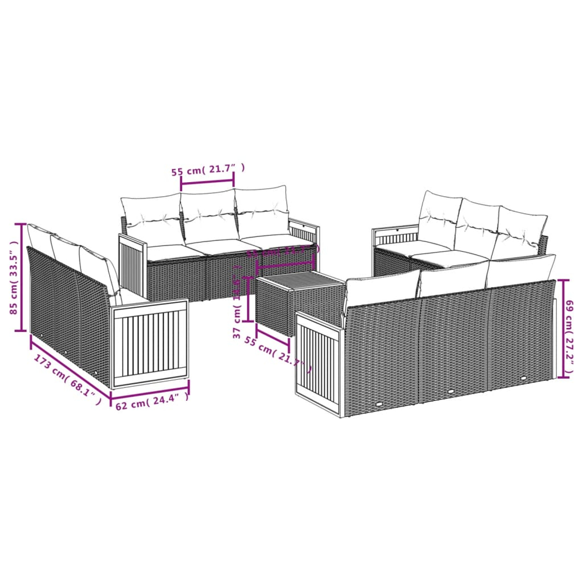 Ein Rattan-Gartenmöbel-Set wird gezeigt, darunter ein Dreisitzer-Sofa, ein Zweisitzer-Sofa, zwei Sessel und ein Tisch, alle mit weißen Kissen.