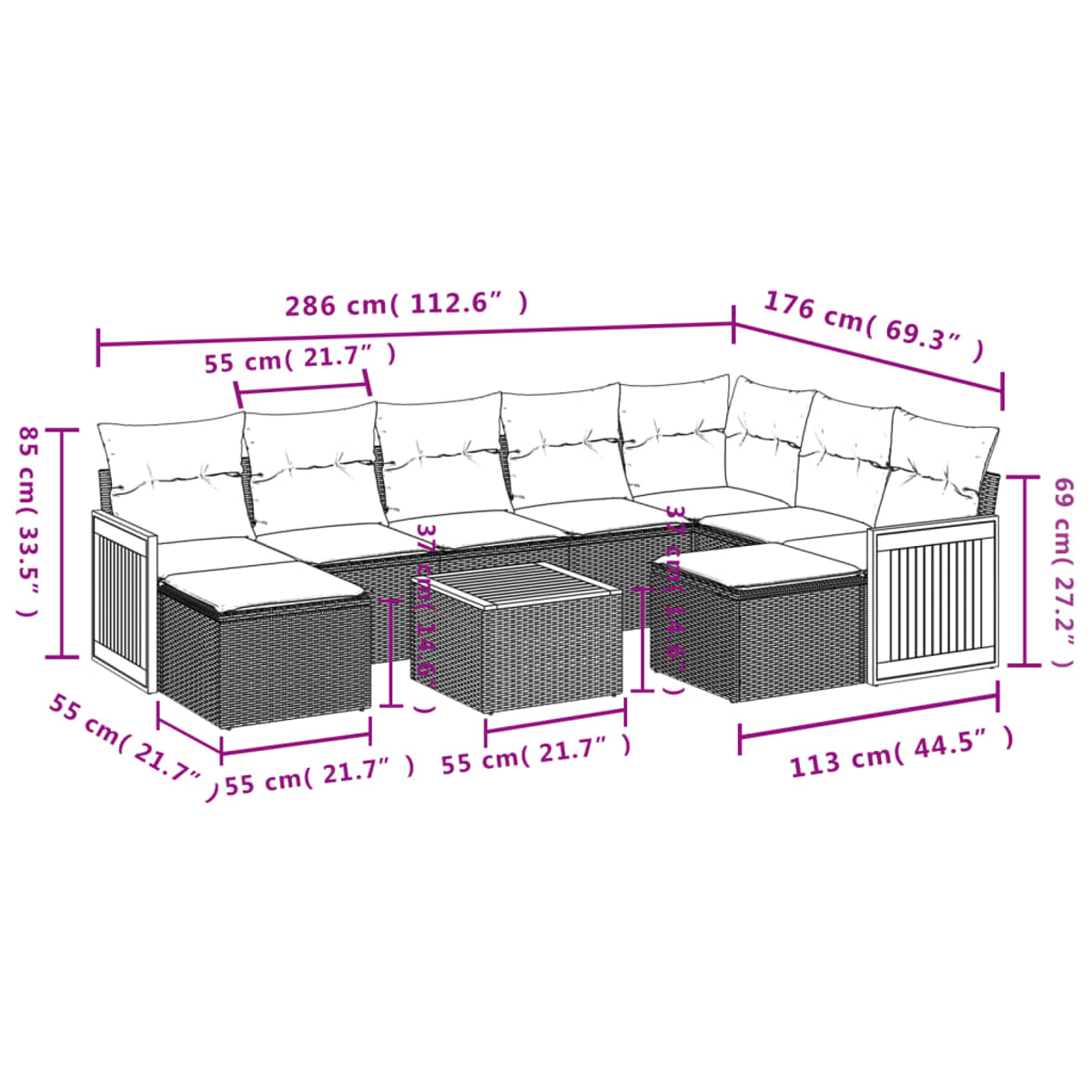 Ein großes Outdoor-Ecksofa aus Rattan mit angegebenen Abmessungen. Das Sofa hat helle Kissen und einen Couchtisch.