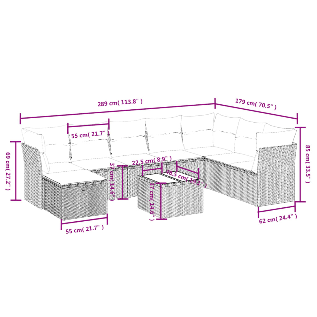 Ein geflochtenes Outdoor-Ecksofa mit beschrifteten Abmessungen. Es hat Kissen und einen Couchtisch, alles in neutralen Farben.