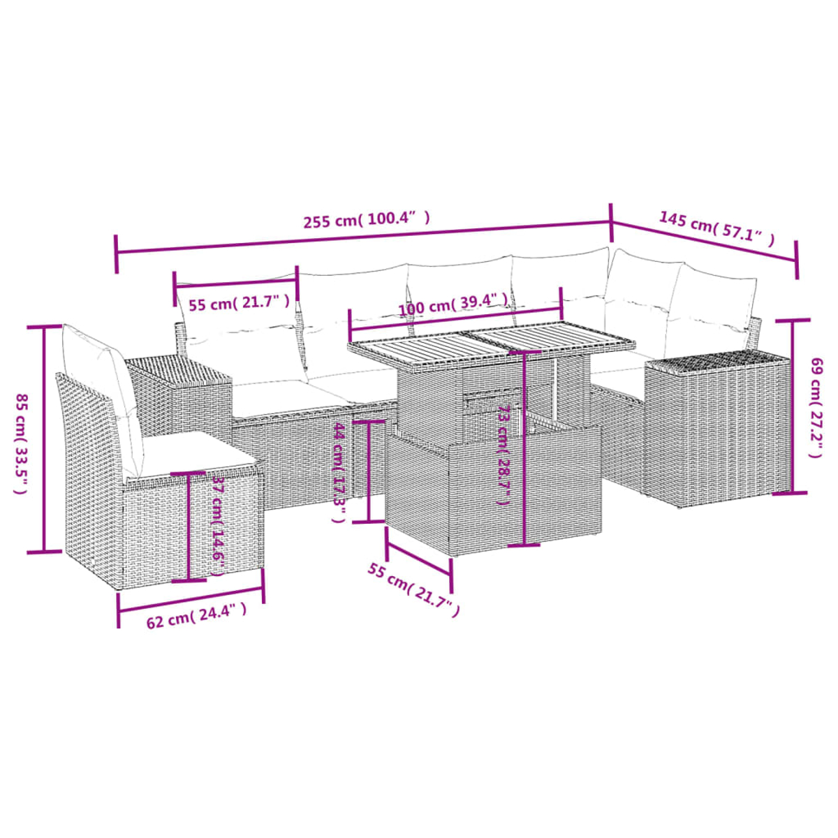 Set di mobili da esterno in rattan con dimensioni indicate. Include un divano, due sedie e un tavolo. I mobili sono marroni, i cuscini bianchi.