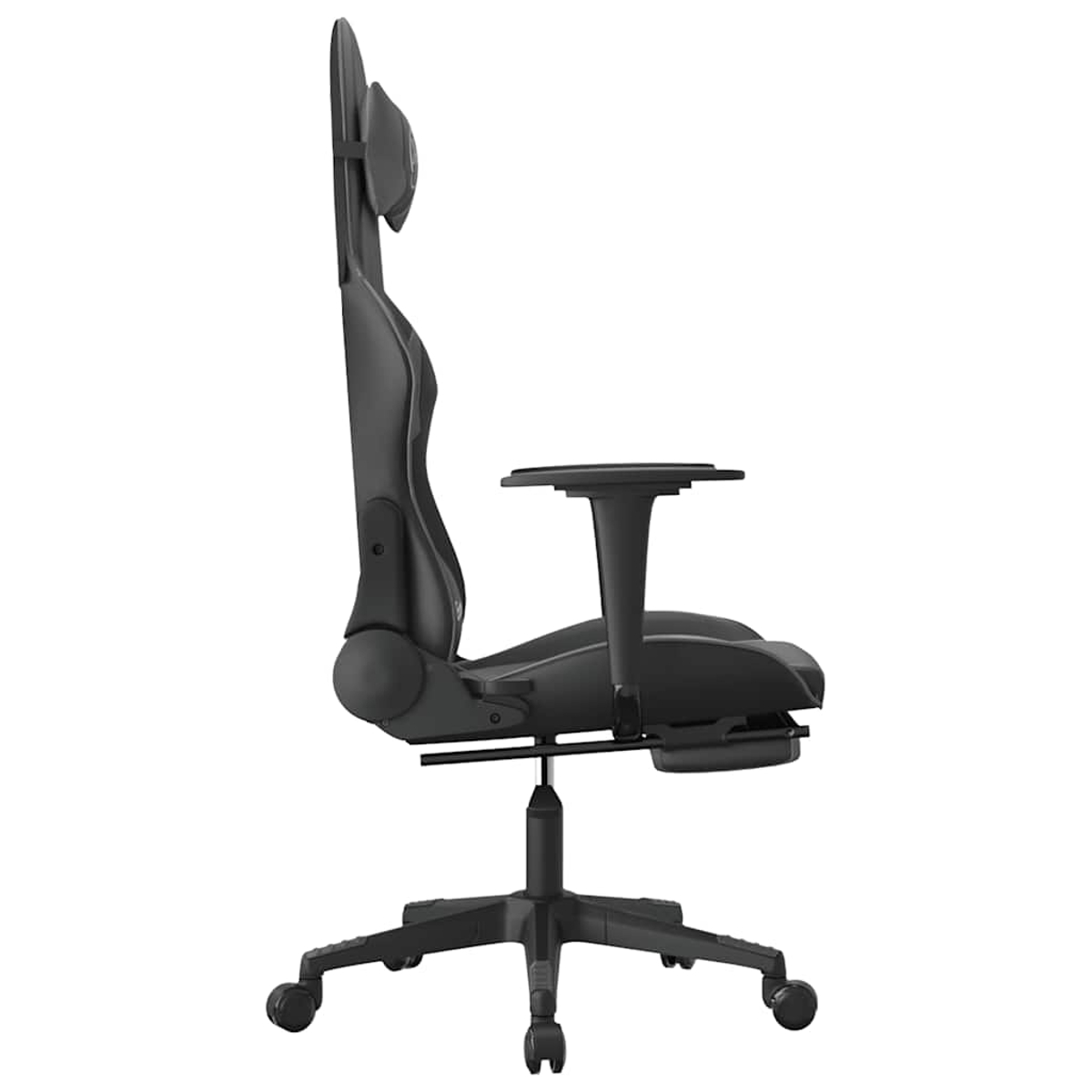 Schwarzer ergonomischer Gaming-Stuhl mit Kopfstütze, Armlehnen und Rädern. Er hat eine hohe Rückenlehne und eine Fußstütze.