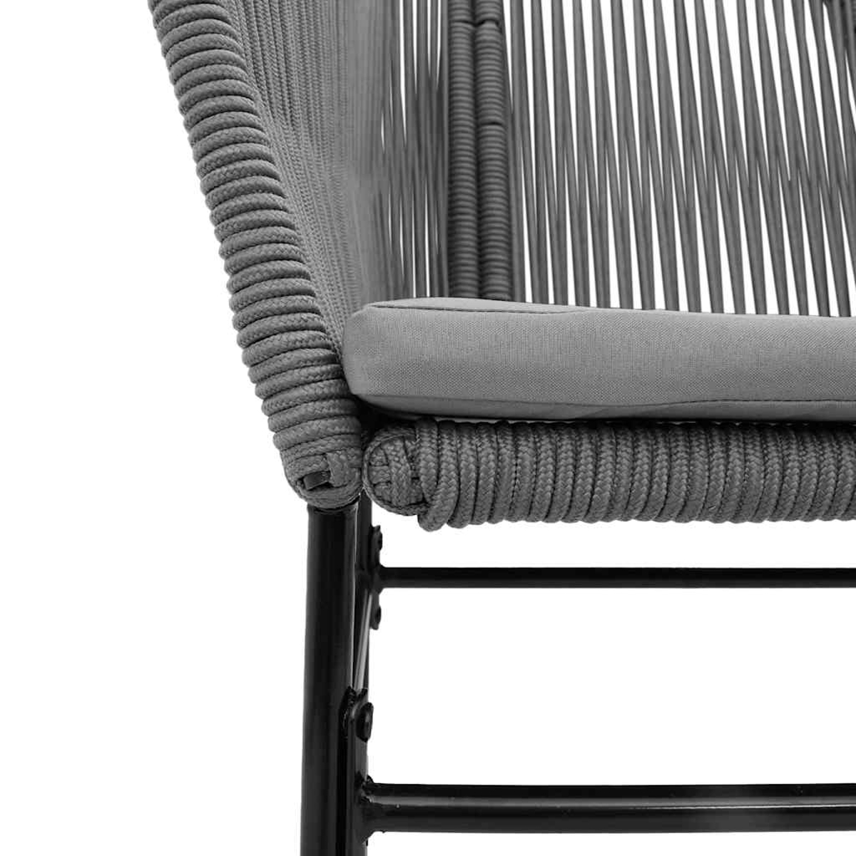 Nahaufnahme eines grauen Stuhls für den Außenbereich. Der Stuhl hat eine gewebte Rückenlehne und Sitzfläche mit einem grauen Kissen und einem schwarzen Metallrahmen.