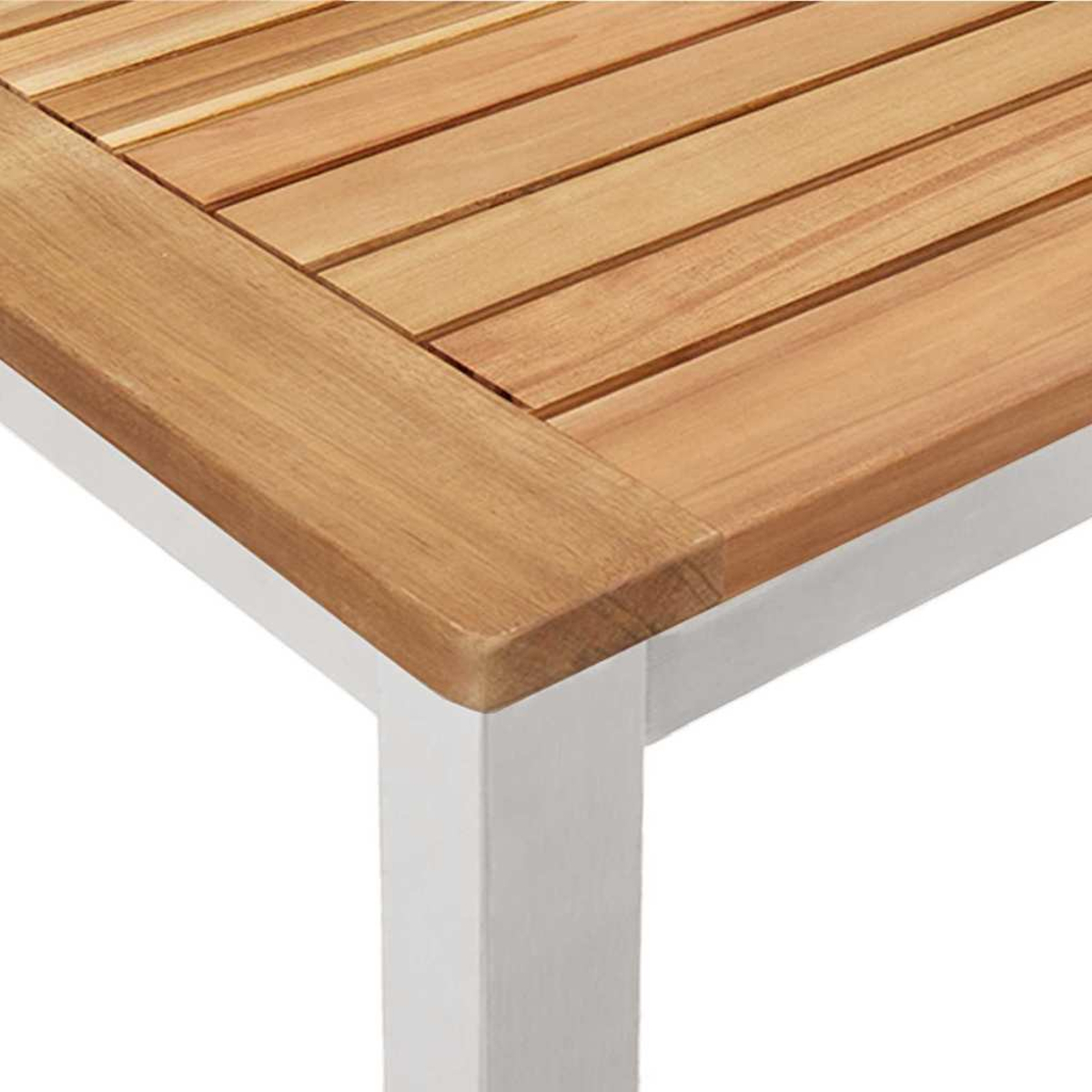 Primer plano de una mesa de madera. La parte superior está hecha de tablas de color marrón claro. La esquina está enmarcada con madera más oscura. Las patas son blancas.