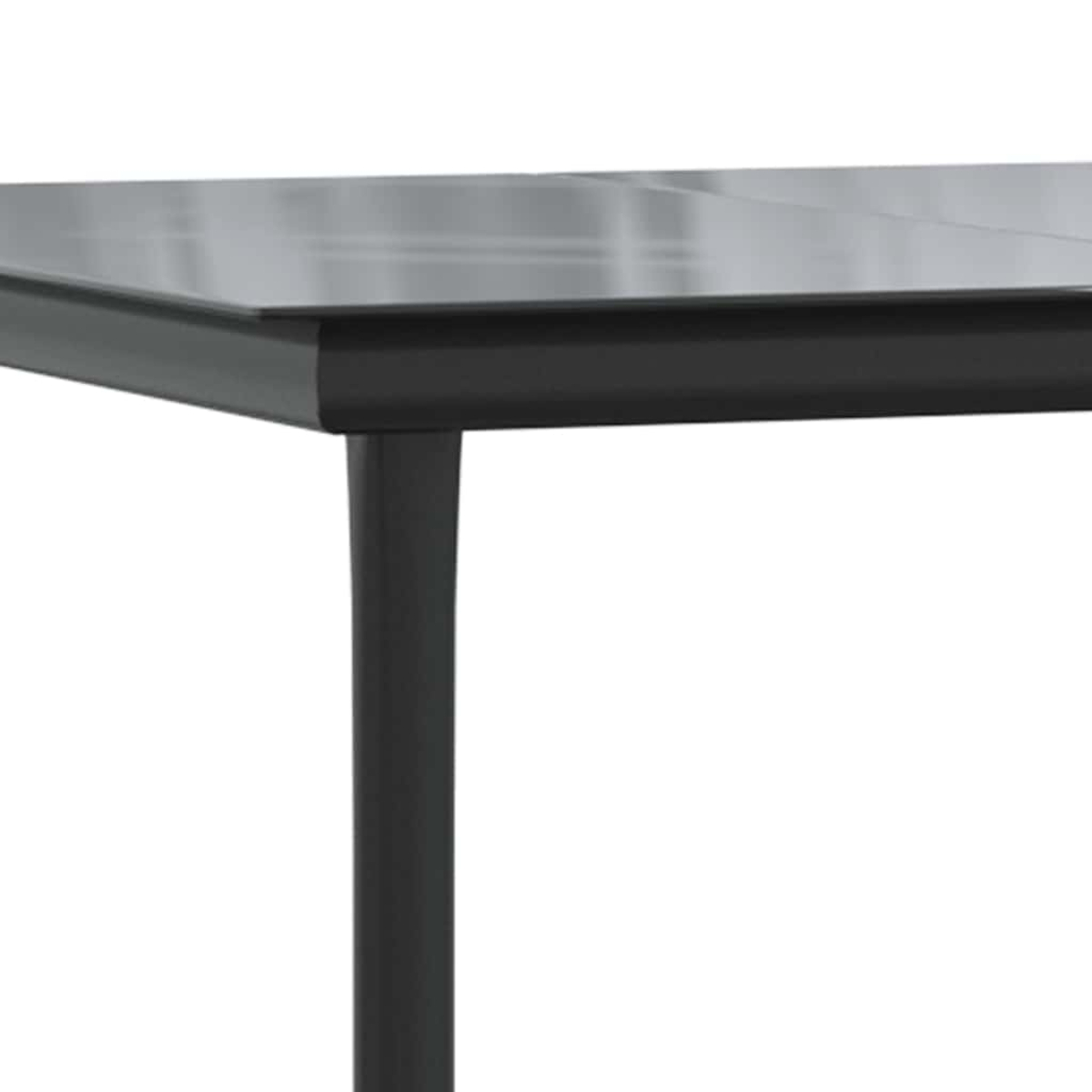 Nahaufnahme eines schwarzen Tisches. Die Tischplatte ist reflektierend. Ein schwarzes Bein ist sichtbar, der Hintergrund ist weiß.