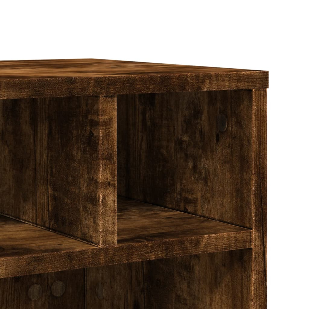 Nahaufnahme eines Holzregals. Das Regal hat eine dunkelbraune Farbe und sichtbare Holzmaserung. Mehrere Fächer sind sichtbar.