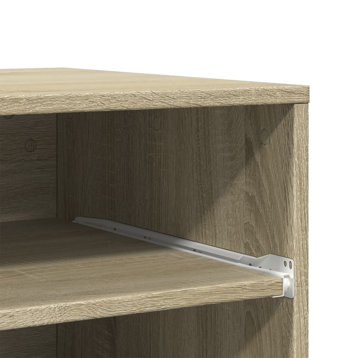 Nahaufnahme eines hellbraunen Holzschranks mit einem Regal und einer Metallschubladenführung. Die Holzmaserung ist sichtbar.