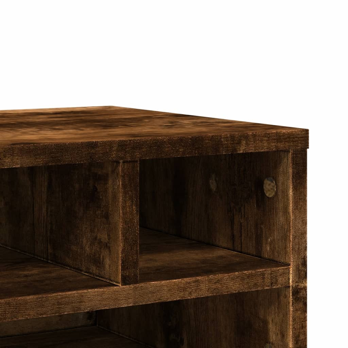 Nahaufnahme eines Holzregals. Es hat eine dunkelbraune, rustikale Oberfläche. Zwei Regale sind sichtbar, mit einem Teiler, der Fächer bildet.