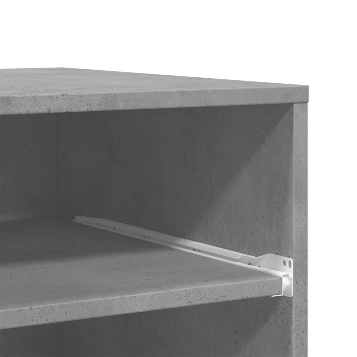 Ein grauer Beton-Schrank mit weißer Metall-Regalhalterung. Der Schrank hat zwei Regale, der Hintergrund ist weiß.