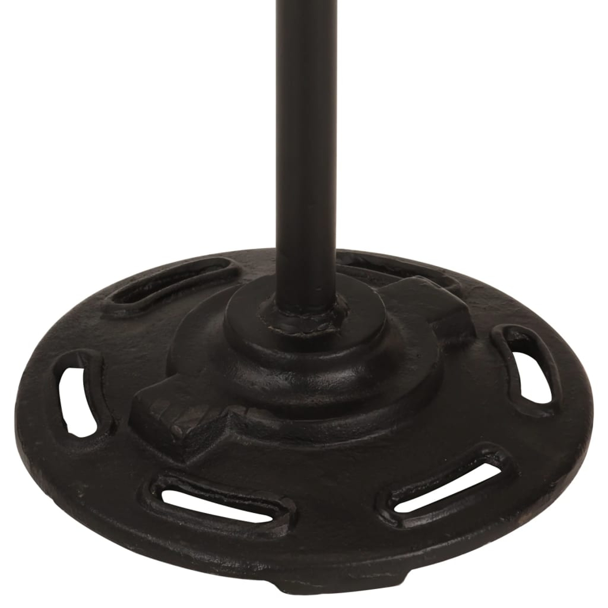 Schwarzer Metallsockel eines Tisches oder einer Lampe. Er hat eine runde Form mit Aussparungen und einer vertikalen Mittelstange.