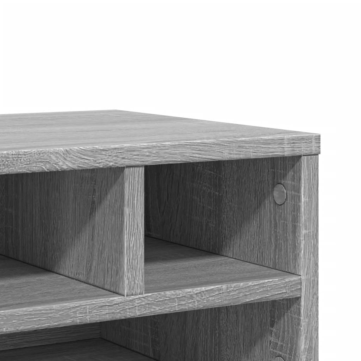 Nahaufnahme eines grauen Holzregals mit mehreren Fächern. Die Holzmaserung ist sichtbar. Der Hintergrund ist weiß.