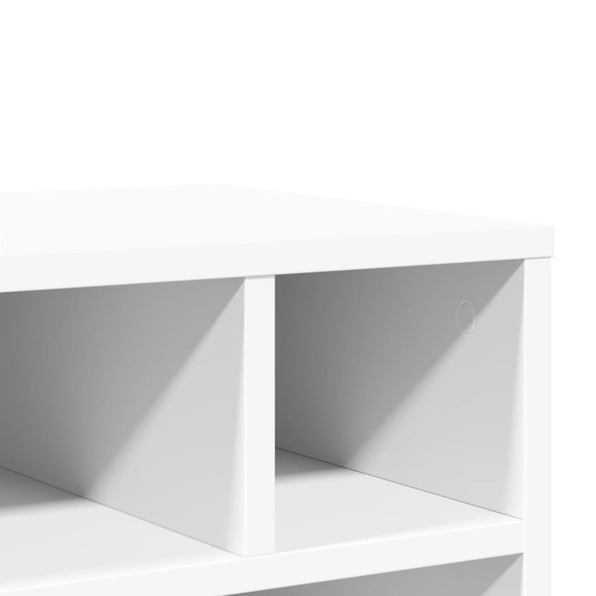 Nahaufnahme eines weißen Regal. Zwei offene Fächer sind sichtbar, mit einem kleinen Loch an der Seite. Sauberes, minimalistisches Design.