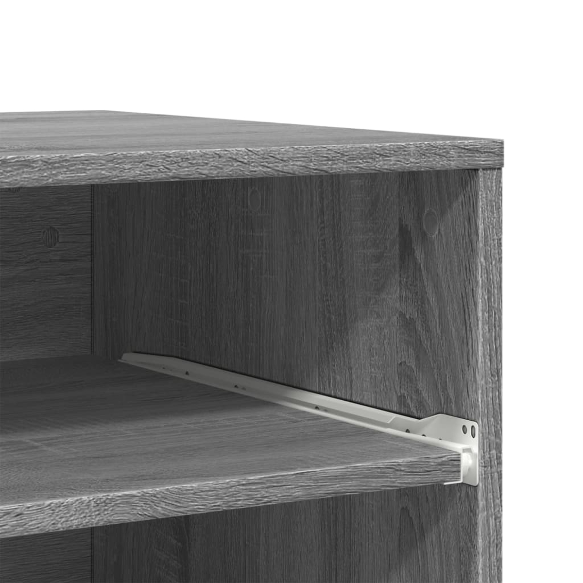 Nahaufnahme eines grauen Holzregals mit weißer Metallhalterung. Die Holzmaserung ist sichtbar und der Hintergrund ist weiß.