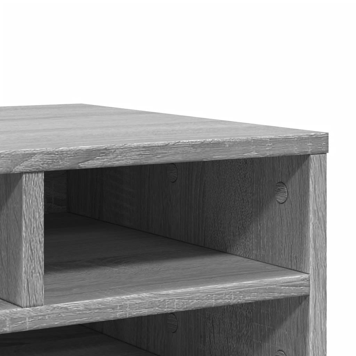 Nahaufnahme eines grauen Holzregals mit zwei sichtbaren Fächern. Die Holzmaserung ist sichtbar. Das Regal steht vor weißem Hintergrund.