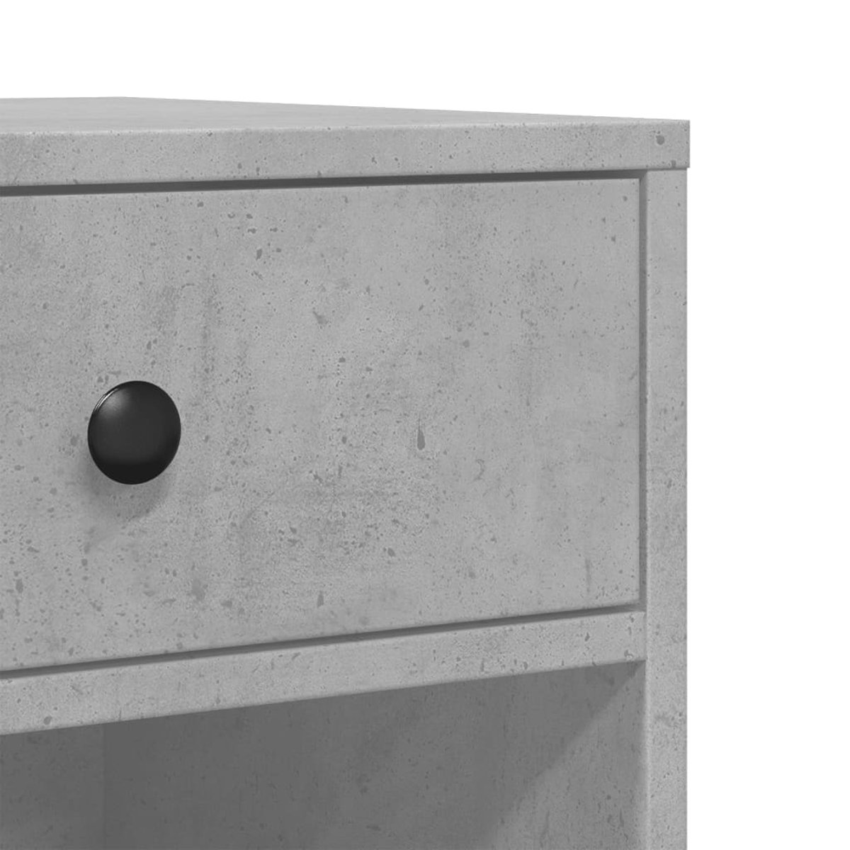 Nahaufnahme eines grauen Beton-Schranks. Ein schwarzer runder Knopf befindet sich auf der Schublade. Weißer Hintergrund.