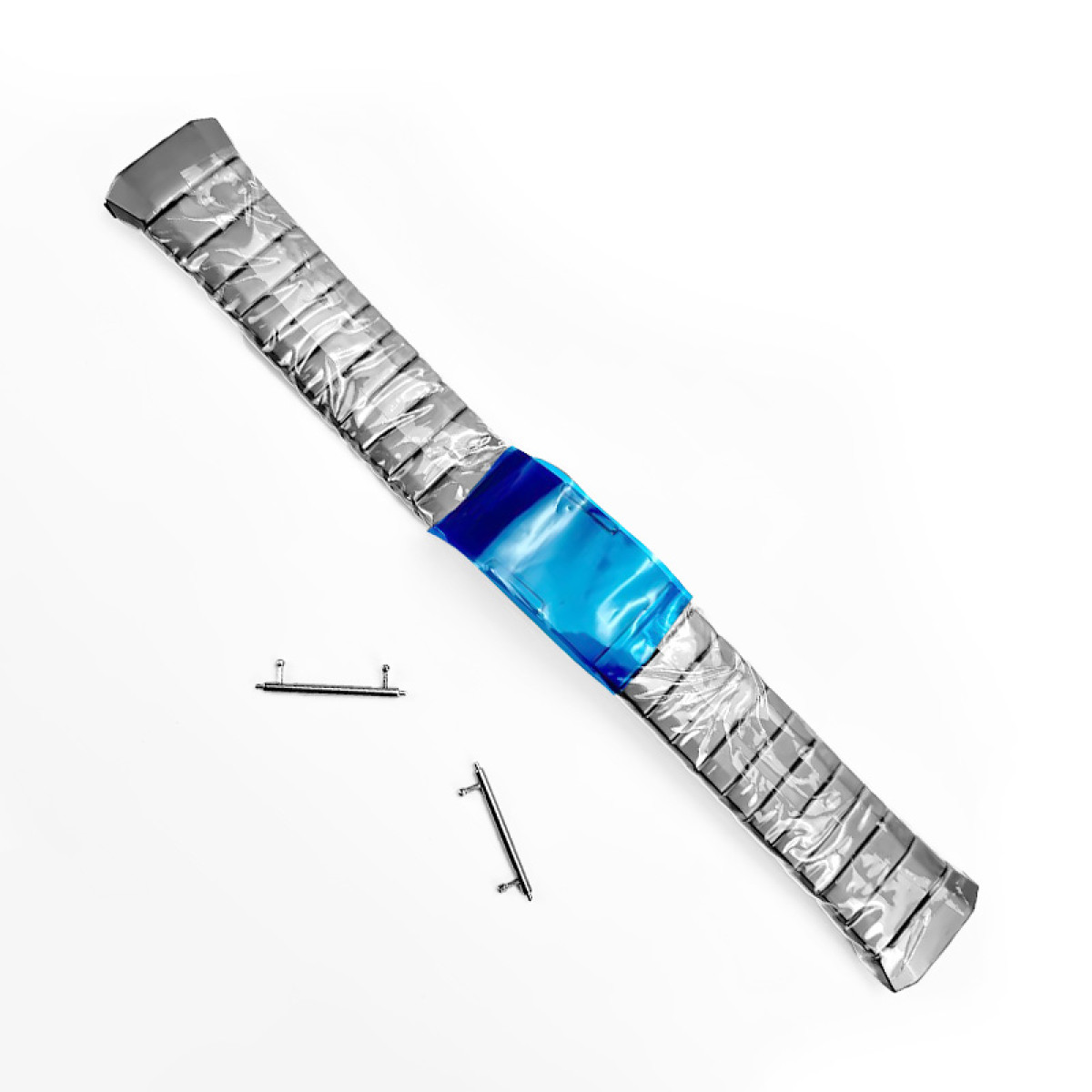 Ein langes, graues, rechteckiges Objekt, teilweise in Klarsichtfolie und blauem Klebeband eingewickelt, liegt diagonal auf weißem Hintergrund.