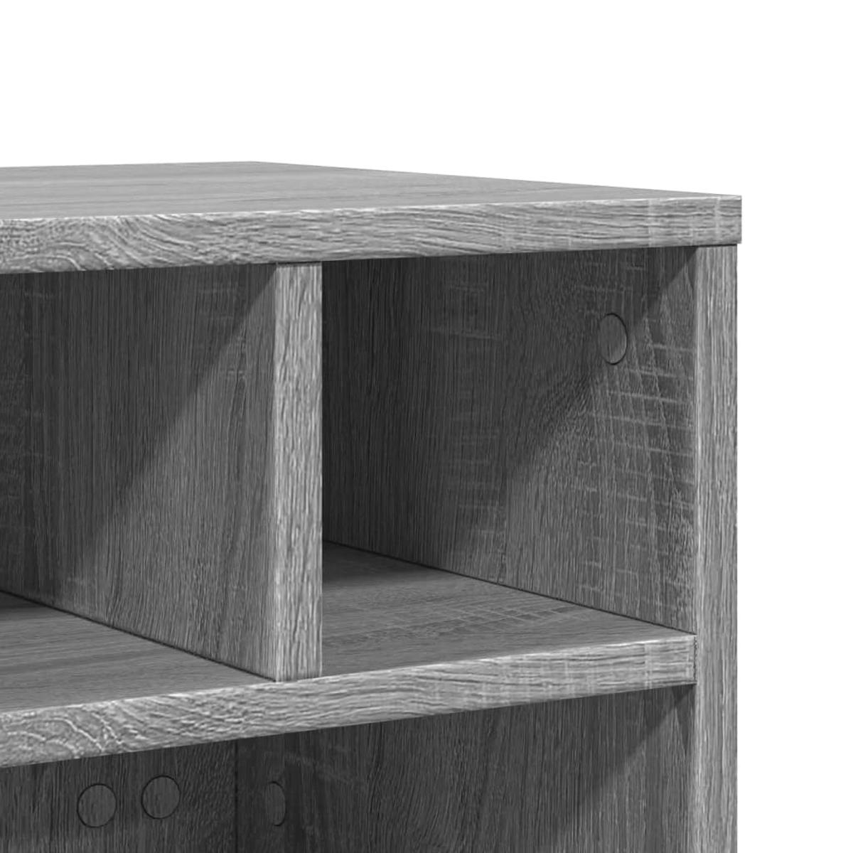 Nahaufnahme eines Holzregals. Das Regal ist grau und hat mehrere Fächer. Die Holzmaserung ist sichtbar.