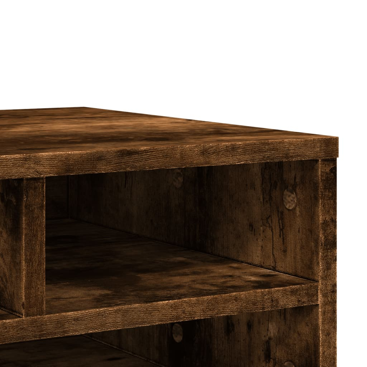 Nahaufnahme eines Holzregals. Das Regal ist braun mit sichtbarer Holzmaserung. Es hat mehrere Regale und einen weißen Hintergrund.