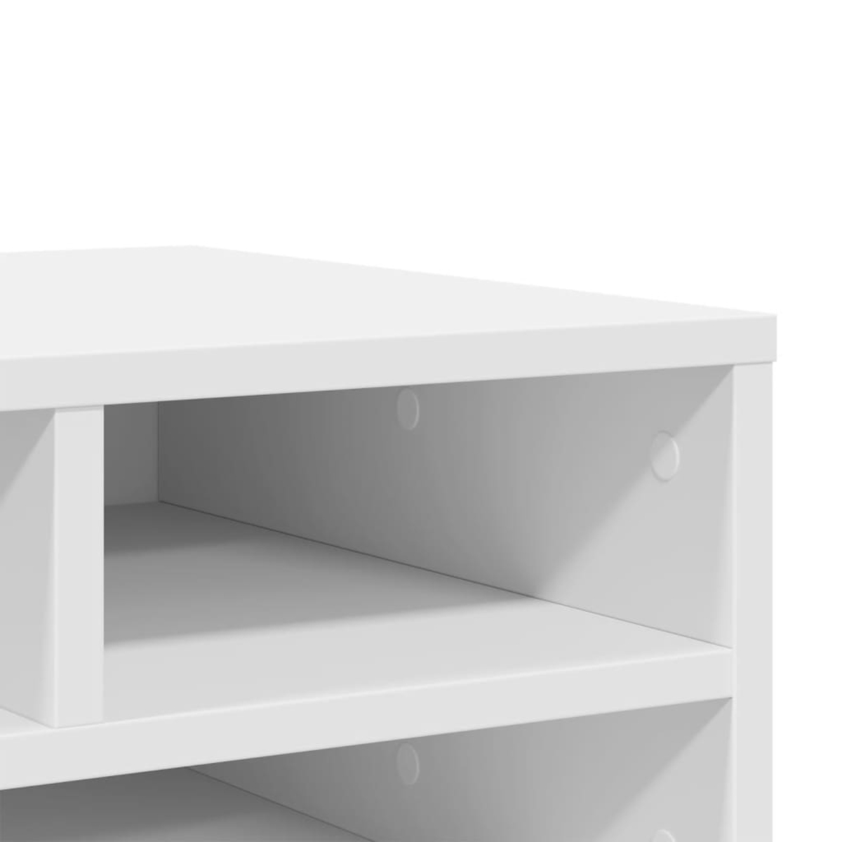 Nahaufnahme eines weißen Regalbodens. Regale, Trennwände und runde Merkmale sind sichtbar. Sauberes, schlichtes Design. Weißer Hintergrund.
