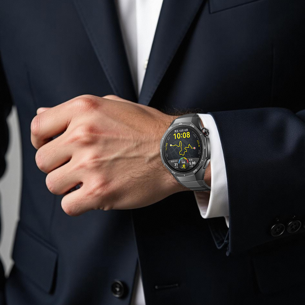 Ein Mann im Anzug trägt eine Smartwatch. Die Uhr zeigt Zeit- und Aktivitätsdaten an. Die Hand des Mannes ruht auf dem anderen Arm.