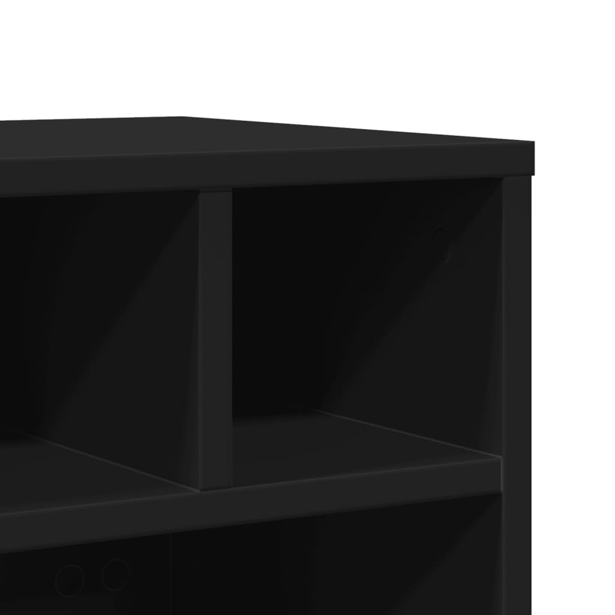 Nahaufnahme eines schwarzen Regalmoduls mit Fächern. Das Modul befindet sich vor einem weißen Hintergrund. Das Regal hat ein schlichtes Design.