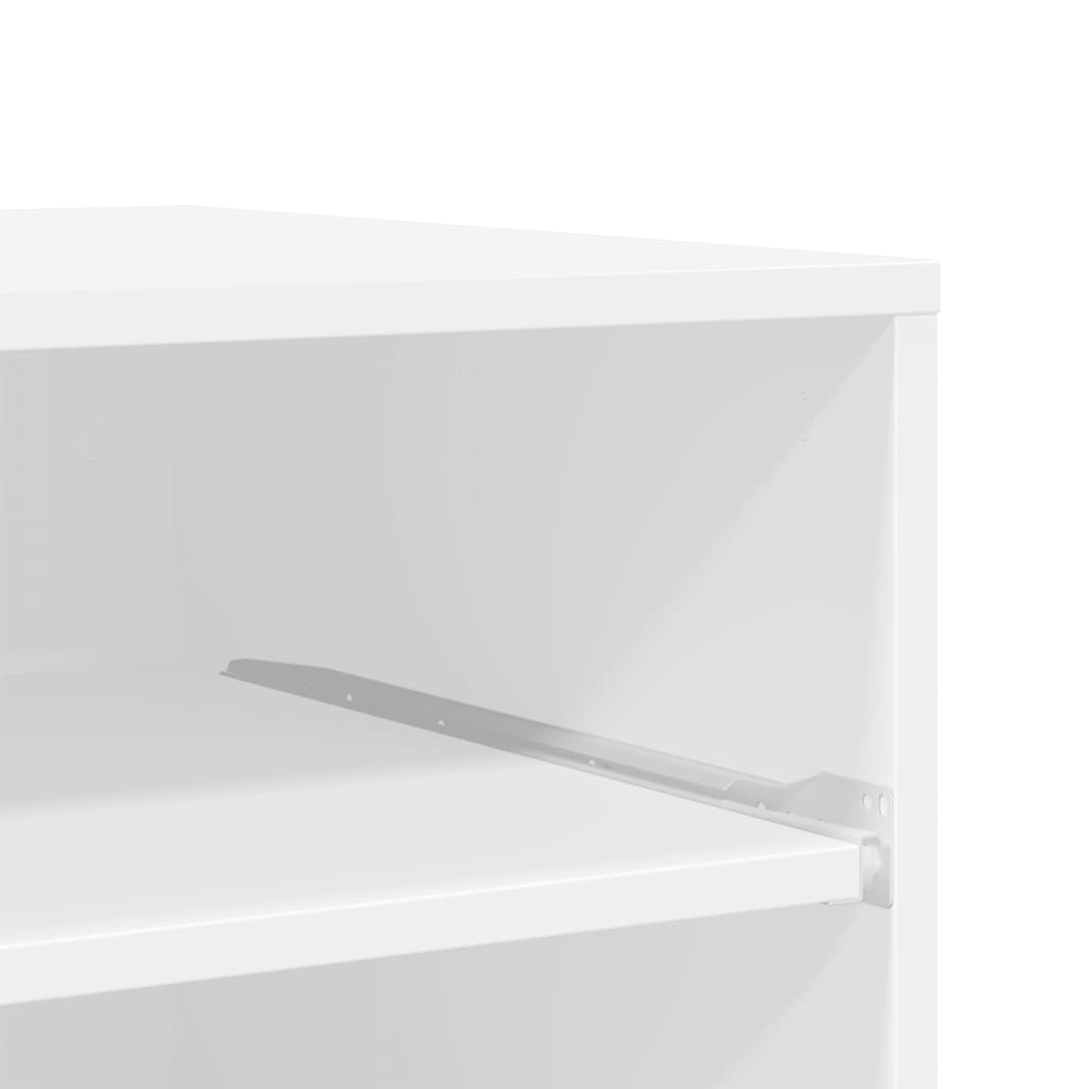 Ein weißer Schrank mit einer Metallschiene auf einem Regal. Das Regal und der Rahmen sind weiß. Das Bild ist eine Nahaufnahme der Ecke des Schranks.