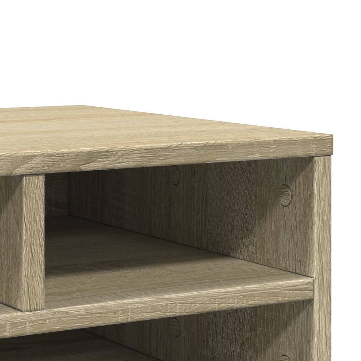 Nahaufnahme eines Holzregals mit mehreren Ebenen. Das Regal ist hellbraun und hat eine sichtbare Holzmaserung.
