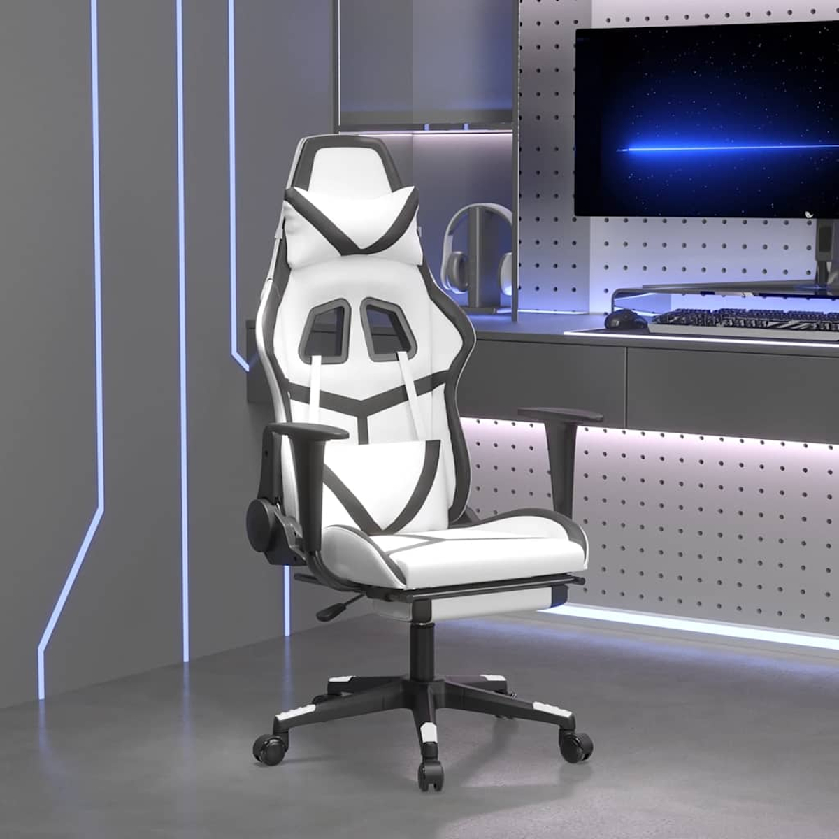 Weißer und schwarzer Gaming-Stuhl. Der Stuhl befindet sich in einem Gaming-Setup mit einem Computer und einem Monitor.