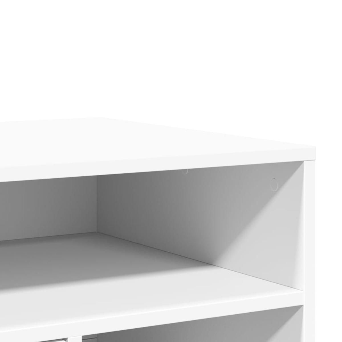 Nahaufnahme eines weißen Regals mit zwei sichtbaren Ebenen. Die Oberseite und die Seiten sind weiß. Der Hintergrund ist weiß.