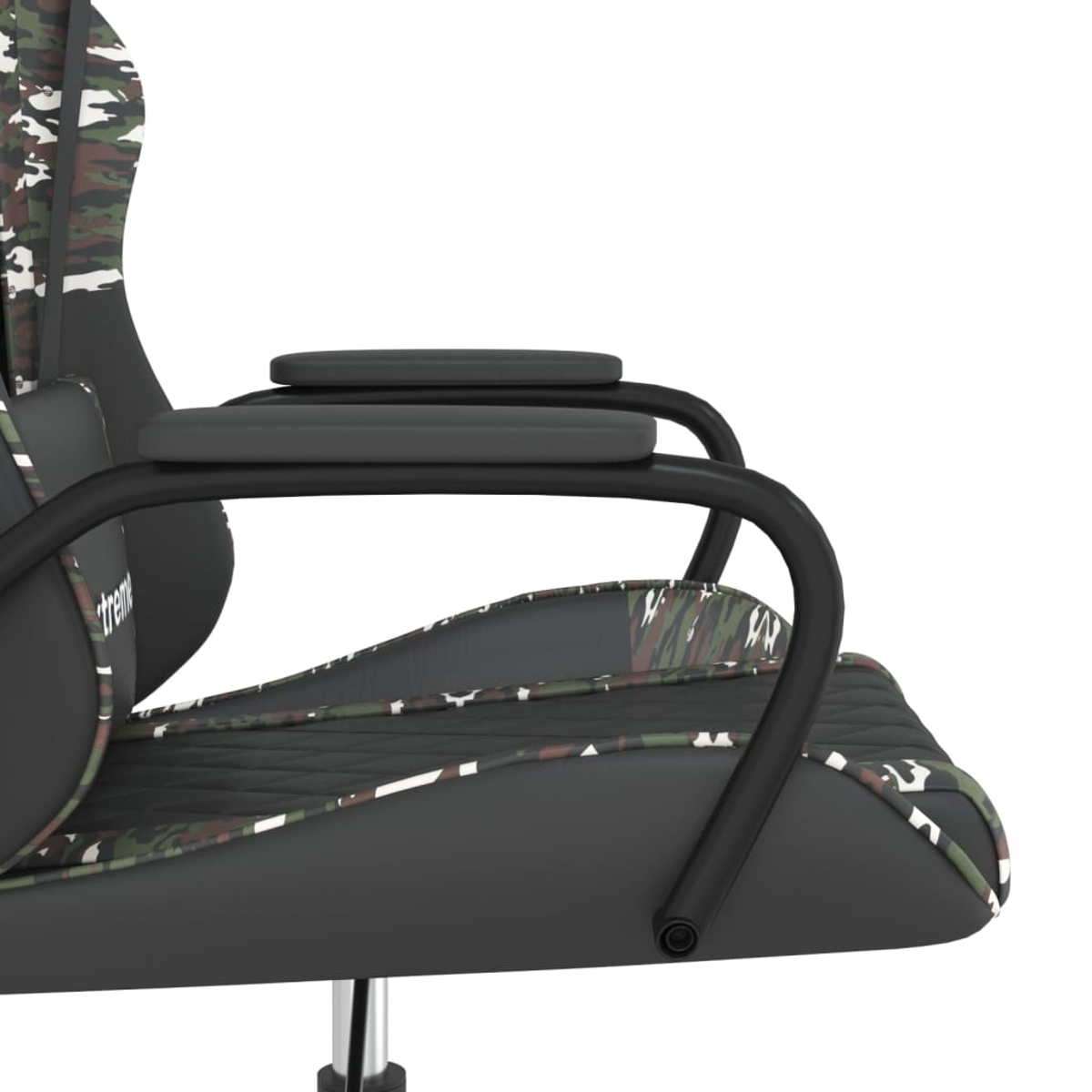 Gaming-Stuhl mit Tarnmuster auf Sitz und Rückenlehne. Schwarze Armlehnen und Rahmen. Weißer Hintergrund.
