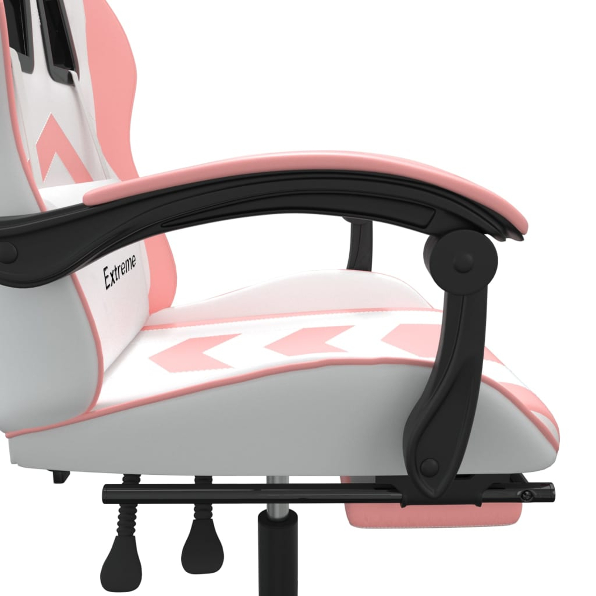 Ein weiß-rosa Gaming-Stuhl mit schwarzen Armlehnen. Der Sitz hat Pfeildesigns, und das Wort 'Extreme' ist sichtbar.