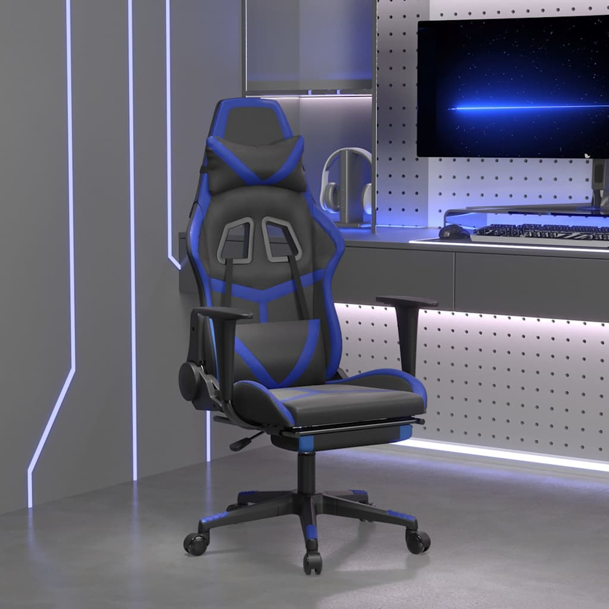 Ein schwarz-blauer Gaming-Stuhl steht in einem Raum. Ein Computermonitor und Kopfhörer befinden sich dahinter. Der Stuhl hat eine Kopfstütze und Armlehnen.