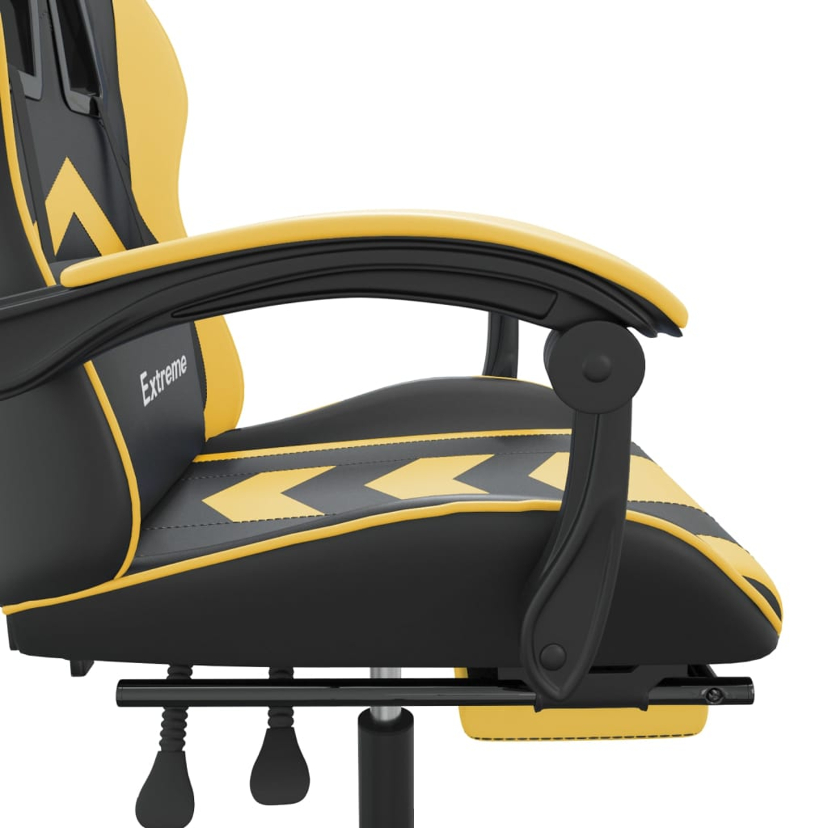 Nahaufnahme eines schwarz-gelben Gaming-Stuhls. Er hat Armlehnen, eine Sitzfläche und eine Rückenlehne. Der Stuhl hat gelbe Pfeile auf der Sitzfläche.