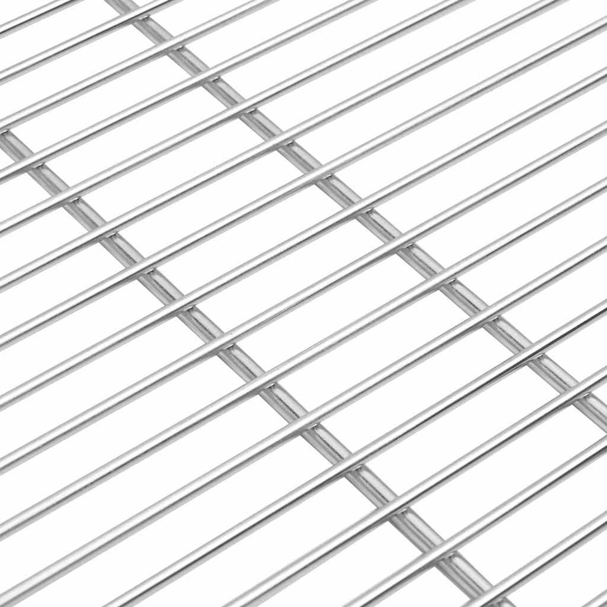 Nahaufnahme eines glänzenden Metallgrillrosts. Der Rost besteht aus parallelen Stäben, die von senkrechten Stäben gekreuzt werden.