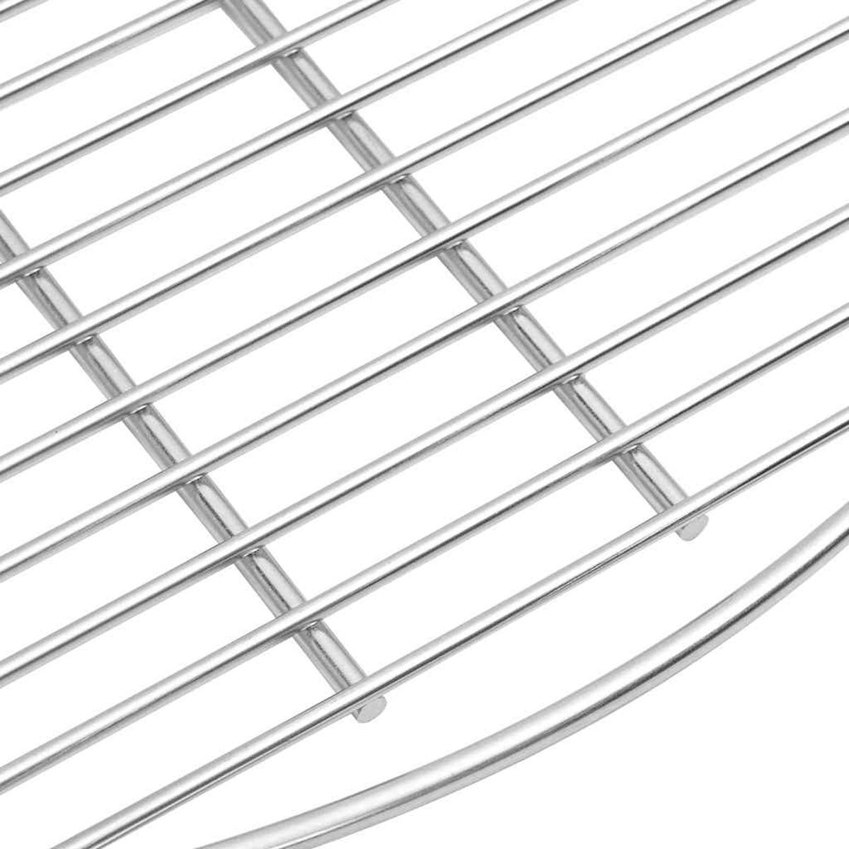 Nahaufnahme eines glänzenden Metallgrillrosts. Parallele Stangen kreuzen sich mit senkrechten Stangen und bilden ein Gittermuster. Ein gebogener Rand ist sichtbar.