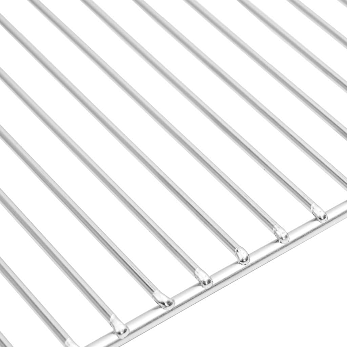 Nahaufnahme eines Chromgrills. Parallelstäbe sind zusammengeschweißt. Der Hintergrund ist weiß. Der Grill ist diagonal platziert.