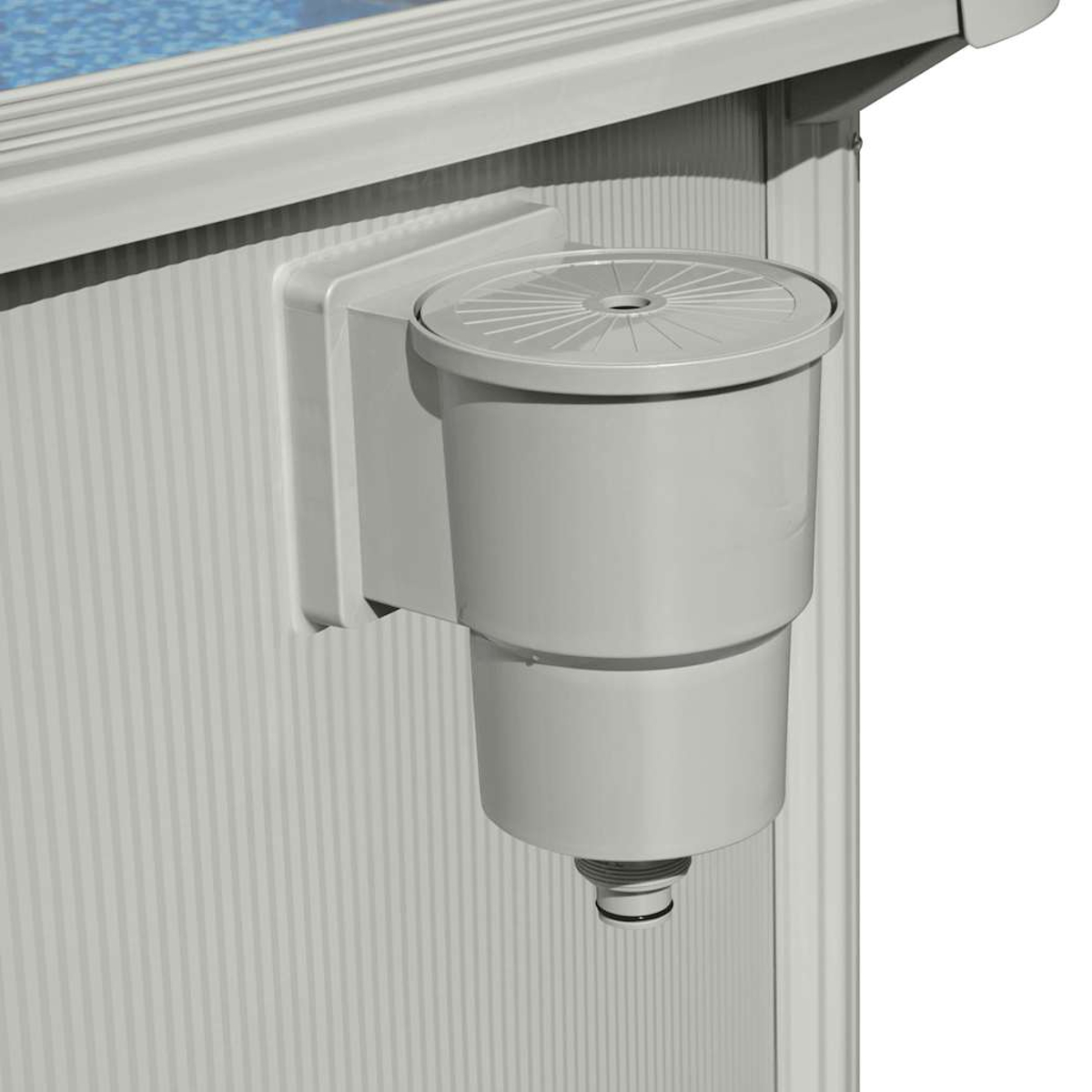 Ein grauer Poolskimmer ist an einer gestreiften Wand montiert. Er hat einen Deckel und einen unteren Abschnitt mit einem Gewindeauslass.