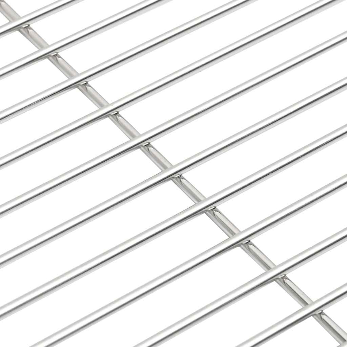 Primo piano di una griglia per barbecue lucida in acciaio inossidabile. Linee diagonali si intersecano formando una griglia, con un aspetto brillante e pulito.
