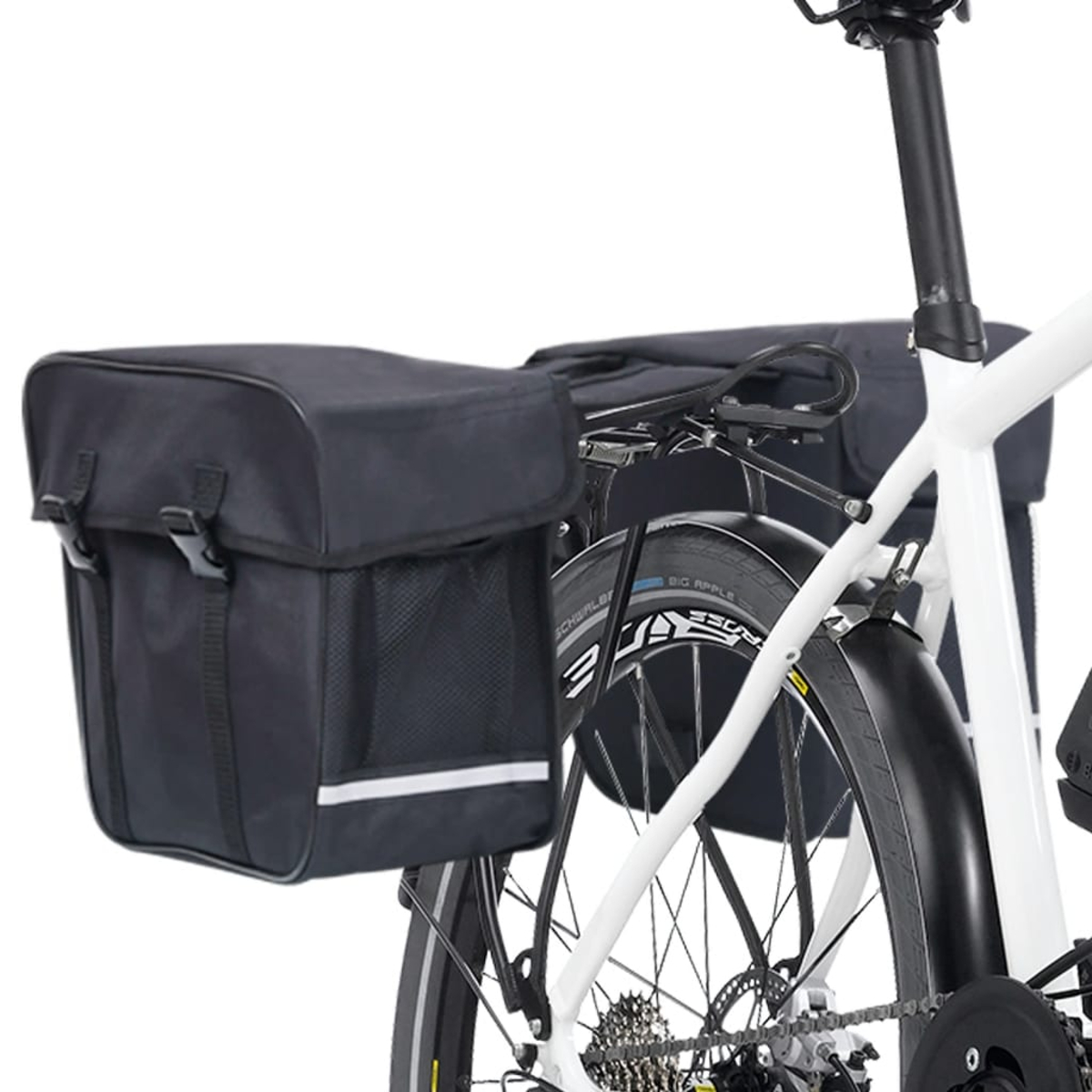 Schwarze Packtaschen an einem weißen Fahrrad. Das Fahrrad hat schwarze Schutzbleche und Räder. Die Packtaschen sind am Gepäckträger befestigt.