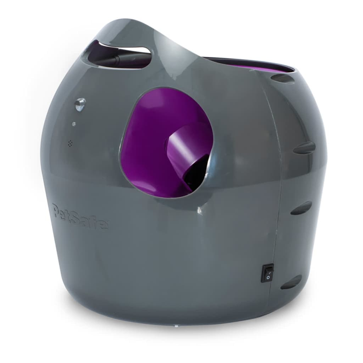 Un lanciatore di palline PetSafe grigio con interno viola e un foro. Ha un interruttore on/off e si trova su sfondo bianco.