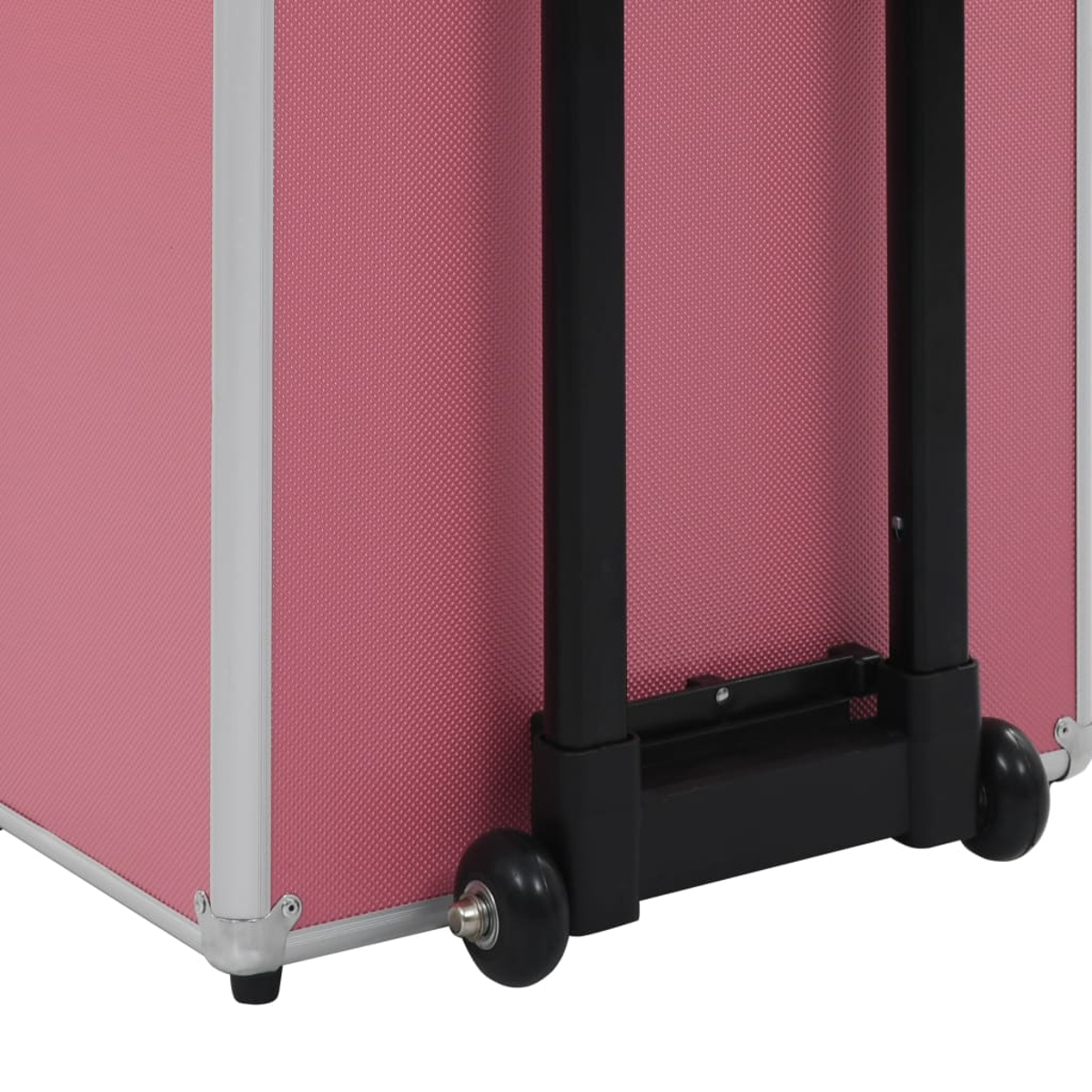 Rosa Koffer mit schwarzem Griff und Rädern. Silberne Zierleiste und schwarzer Griffrahmen. Räder sind schwarz. Rosa strukturierte Oberfläche.