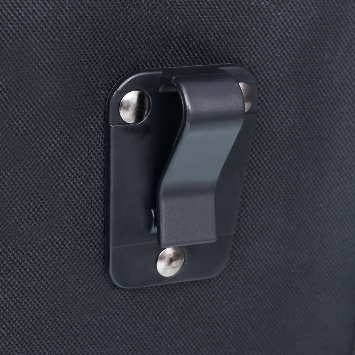 Ein schwarzer Clip und Halter sind an schwarzem Stoff befestigt. Zwei Nieten sichern den Halter. Der Clip ist offen.