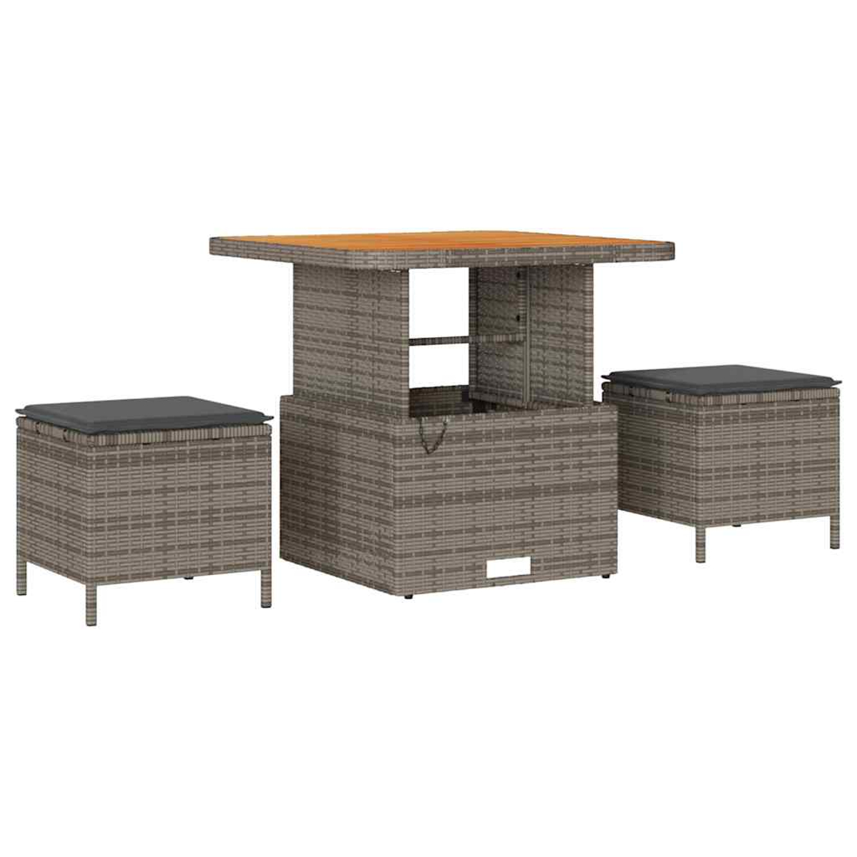 Ein Gartenmöbel-Set im Flechtstil. Es umfasst einen Tisch und zwei Ottomanen. Der Tisch hat eine Holzplatte, die Ottomanen graue Kissen.