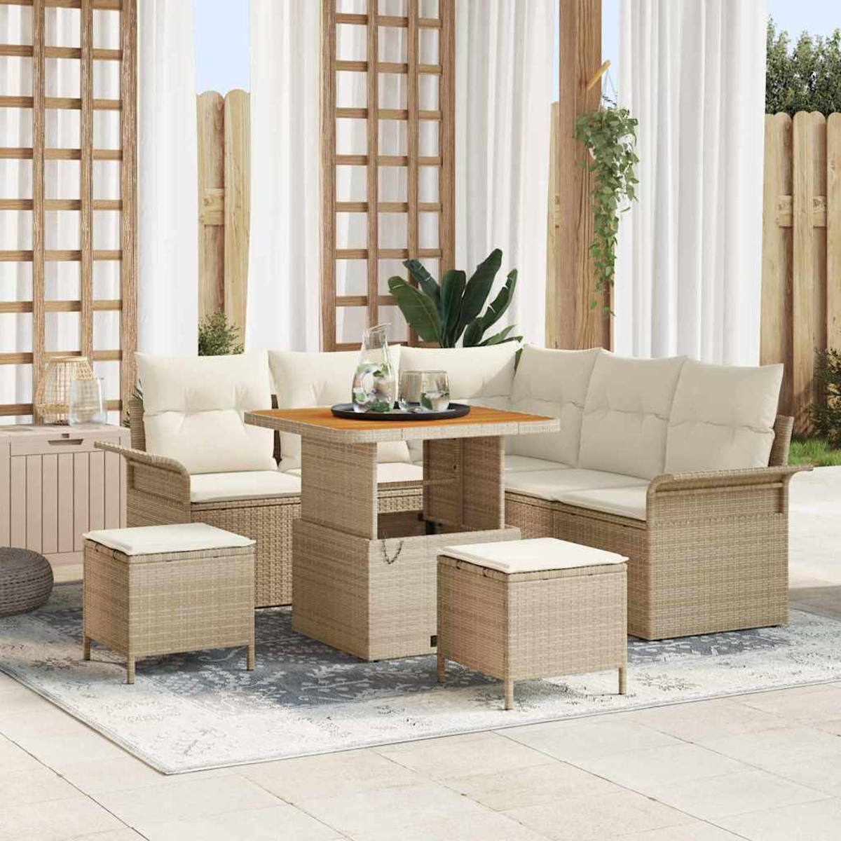 Terrassenmöbel-Set mit beigefarbenen Kissen und gewebten Möbeln. Es umfasst einen Tisch, ein Sofa, Stühle und Hocker auf einem gemusterten Teppich.