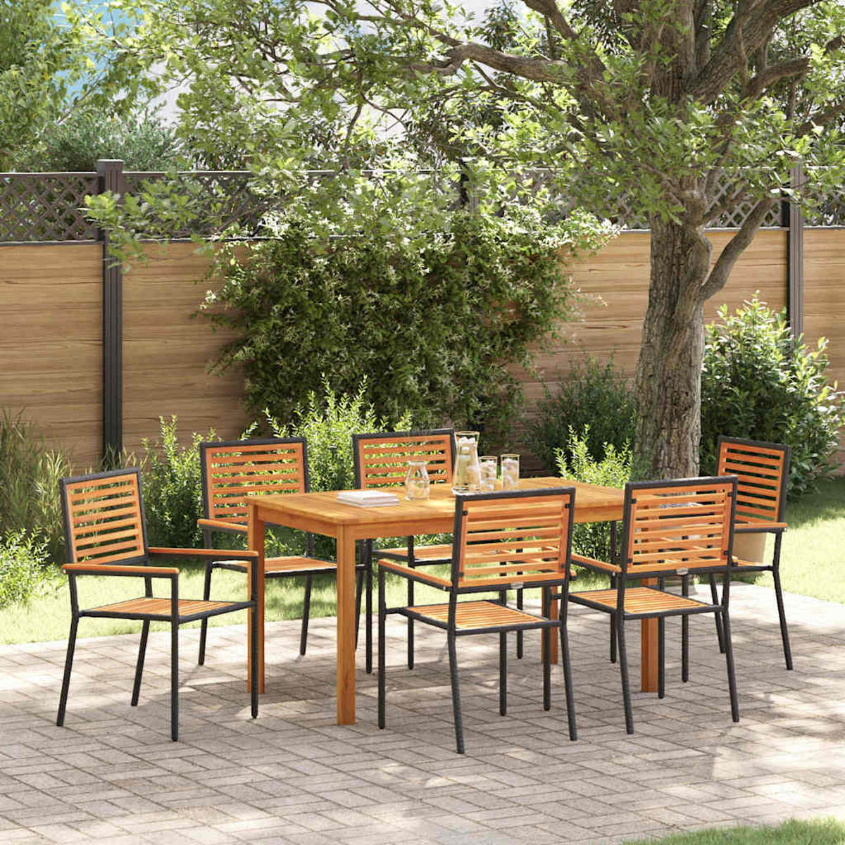 Essgruppe im Freien: Holztisch und Stühle auf einer gepflasterten Terrasse. Bäume und ein Zaun im Hintergrund.