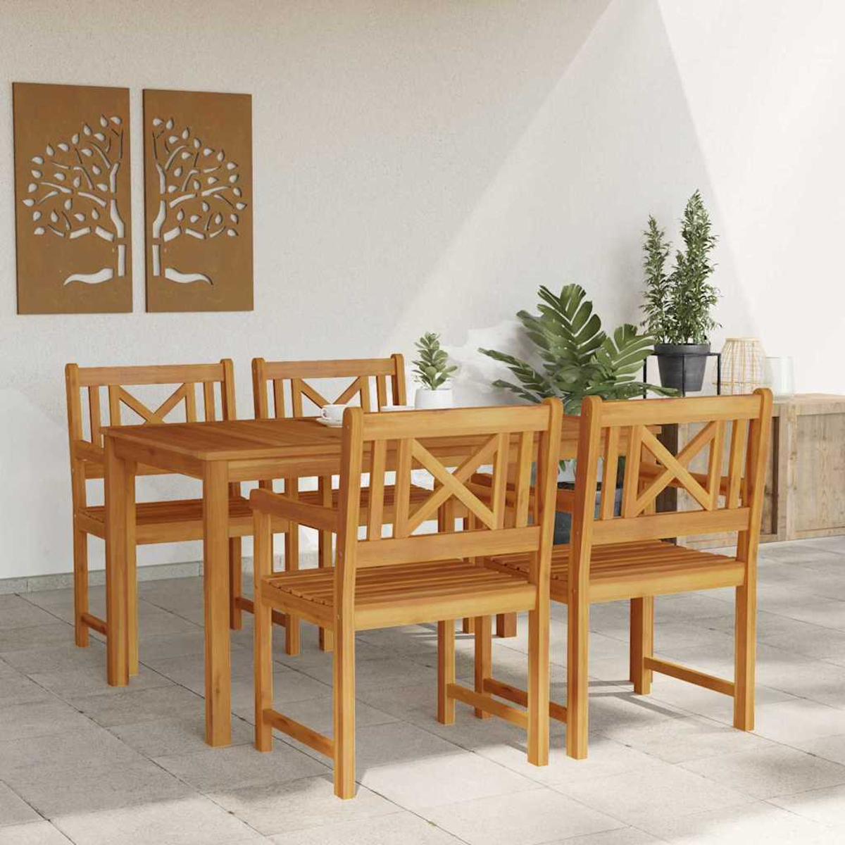 Essgruppe aus Holz im Freien. Tisch und vier Stühle. Pflanzen und dekorative Wandkunst. Fliesen auf dem Boden.