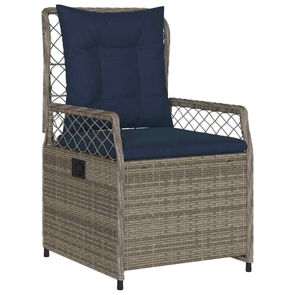 Silla de mimbre con cojines azules y respaldo alto. La silla está al aire libre, probablemente en un patio.