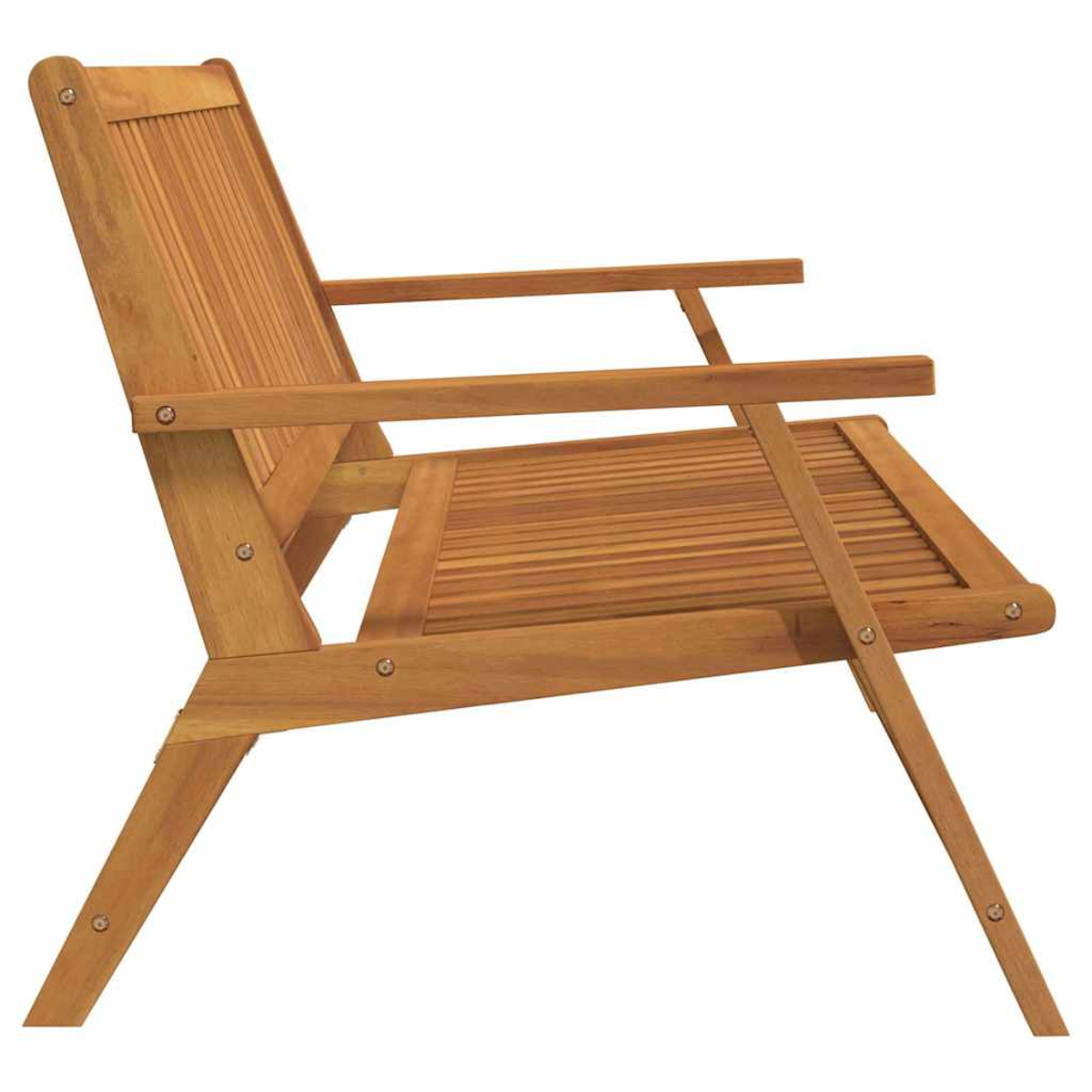 Una sedia in legno da esterno, vista laterale. Ha schienale e seduta a doghe, braccioli e gambe angolate. Il legno è marrone chiaro.