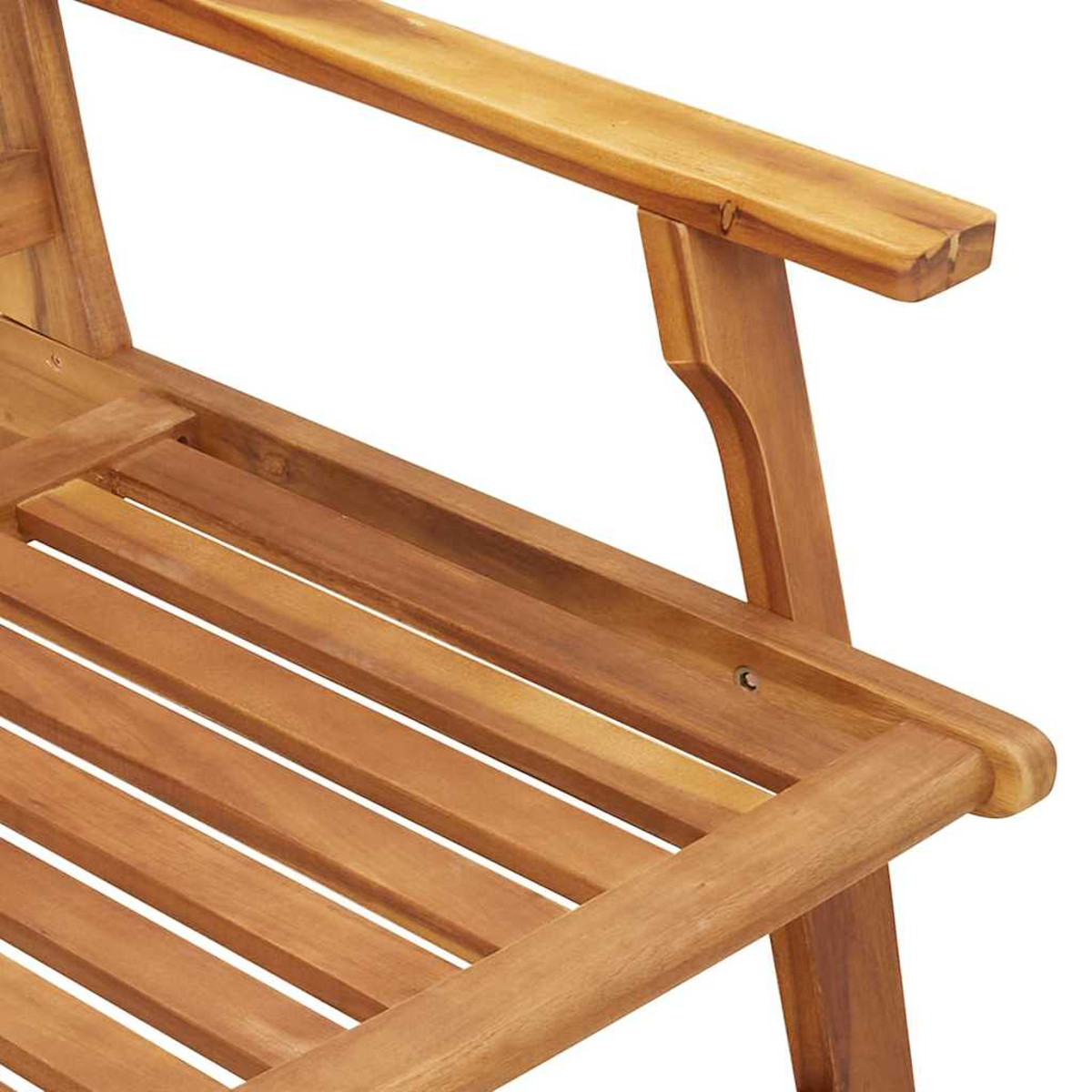 Primo piano del bracciolo e della seduta di una sedia in legno. Il legno è marrone chiaro, con venature visibili. La sedia è all'aperto, probabilmente in un giardino.